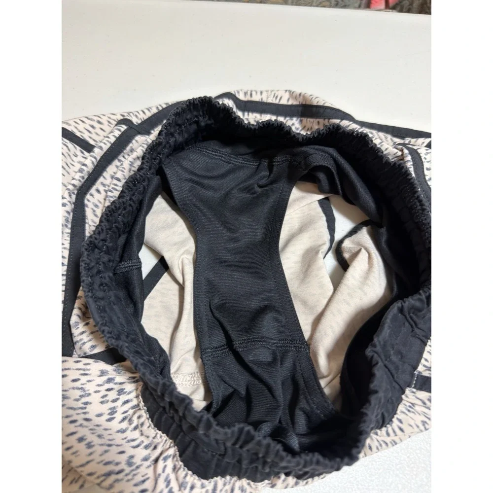Lululemon Shorts Women's 4 Tracker‎ Lined Dottie Dash Grain Black Yoga 4